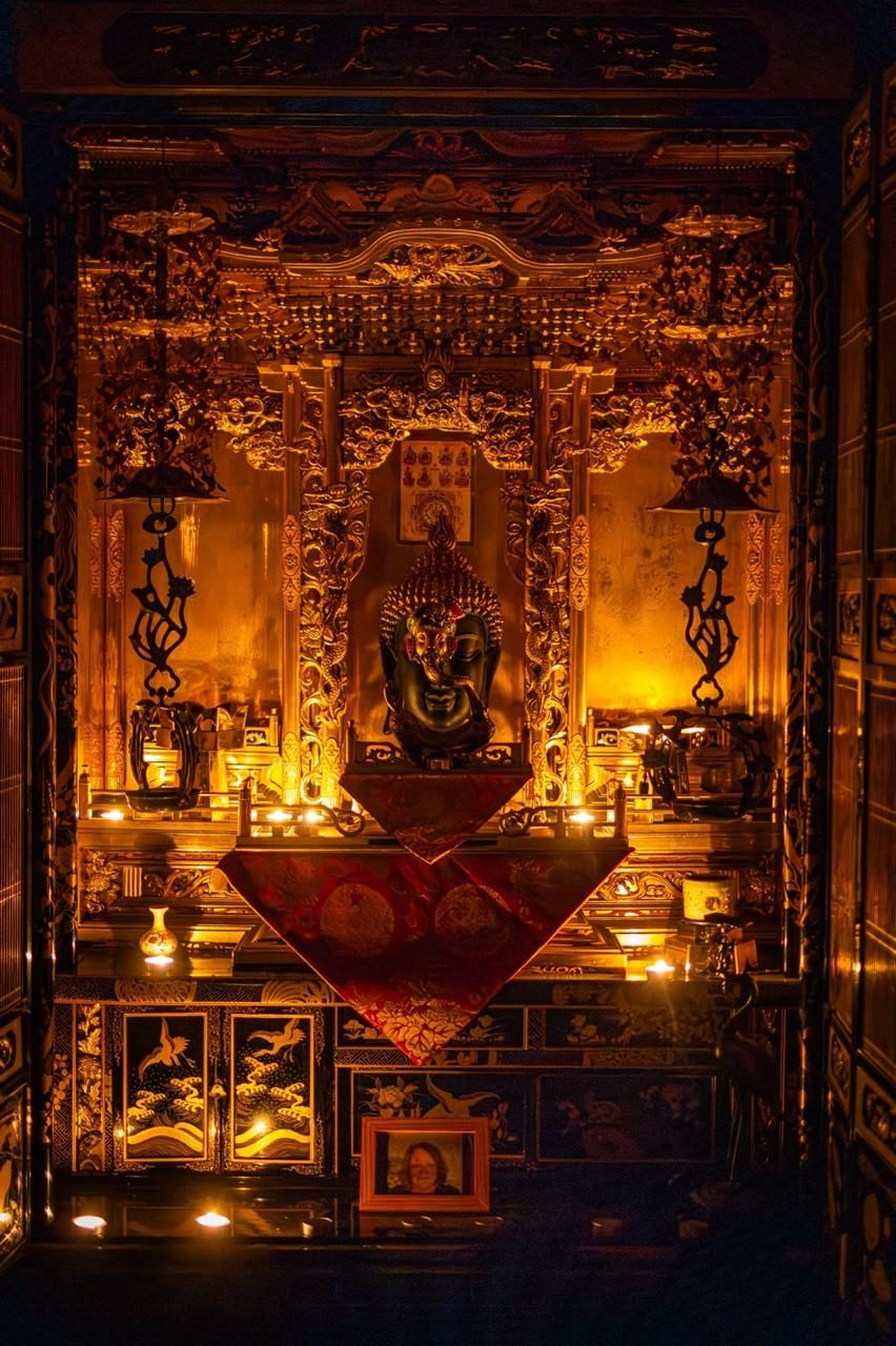 ろうそくの灯りに包まれた仏壇